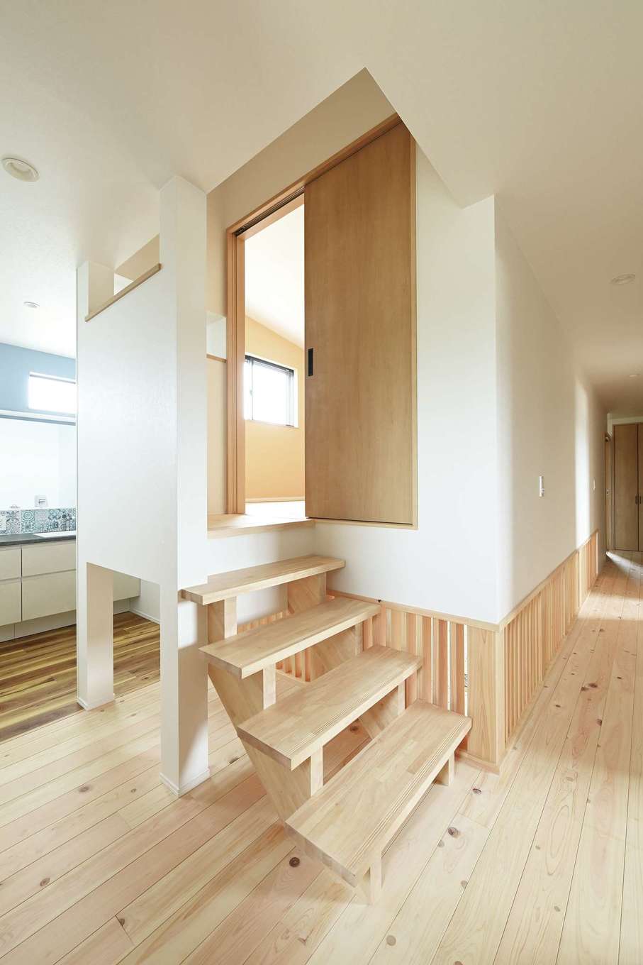 絆家（きずなや）【デザイン住宅、子育て、二世帯住宅】2階にはスキップフロアを設けて主寝室に利用