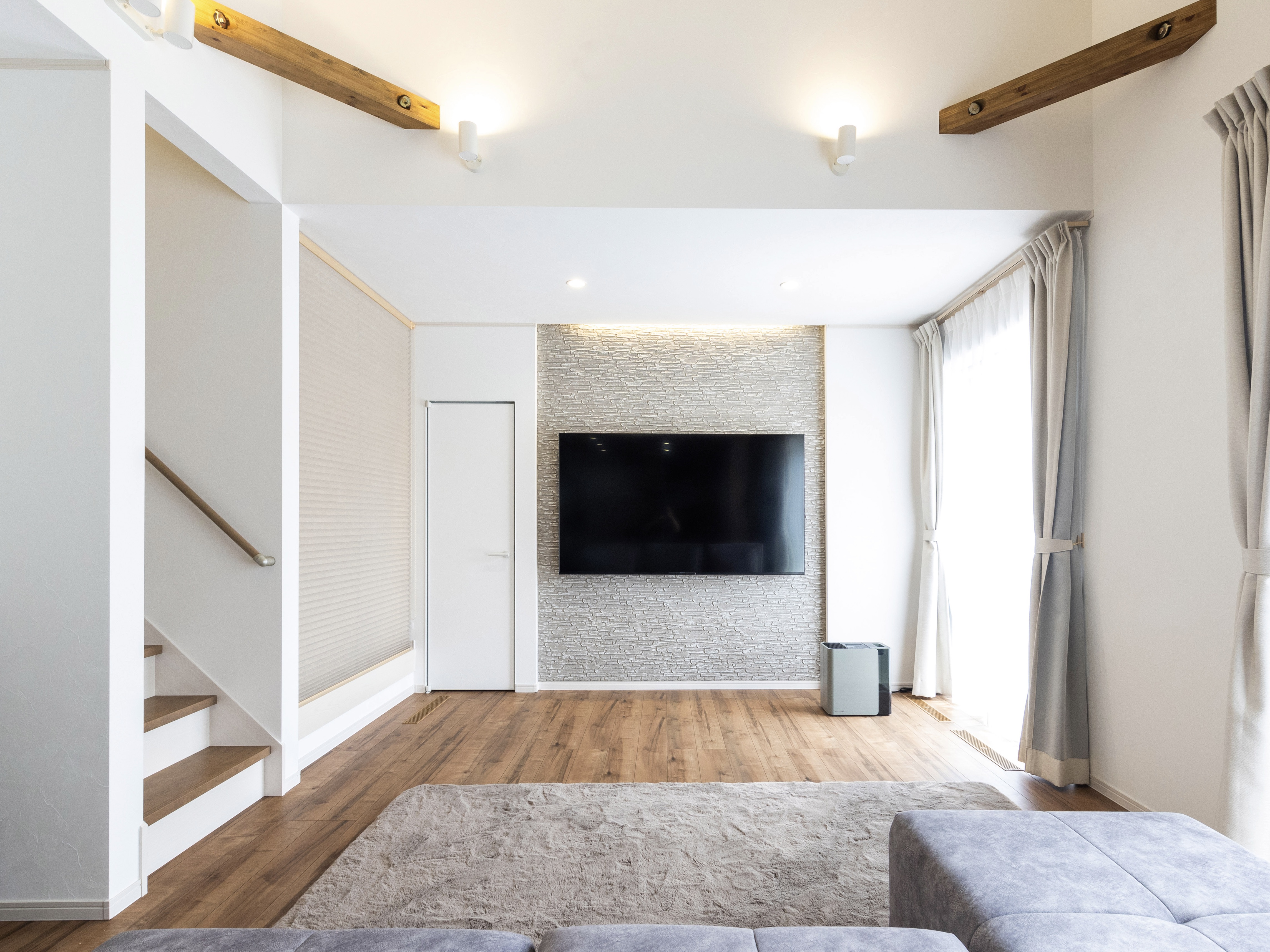 エスホーム｜テレビ背面の壁は石の感じにしたく、コストの高いエコカラットではなく外壁を利用した。外壁と同時に施工したので手間賃も抑えられたアイデア。