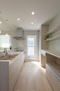 ナチュラルな色合いのキッチン。広々とした作業スペースと豊富な収納で、料理が楽しくなる機能的な設計となっている。