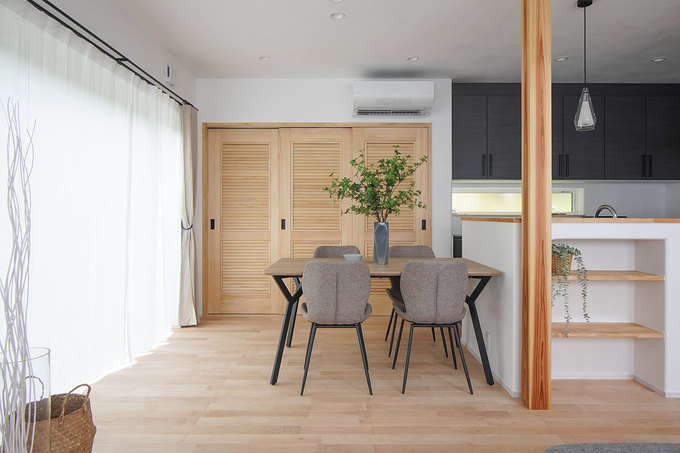 ルーバー扉がおしゃれな大容量の壁面収納など、Y邸は収納スペースもたっぷり。「生活感をできるだけ出したくない」という奥さまの願いを受けて、収納計画を入念にプランニングした。キッチンカウンターのダイニング側にも、モノを取り出しやすいオープン棚を造作