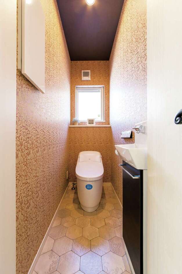 トイレの壁紙はウィリアム・モリスのデザイン。限られた空間だからこそ全面貼りが映える