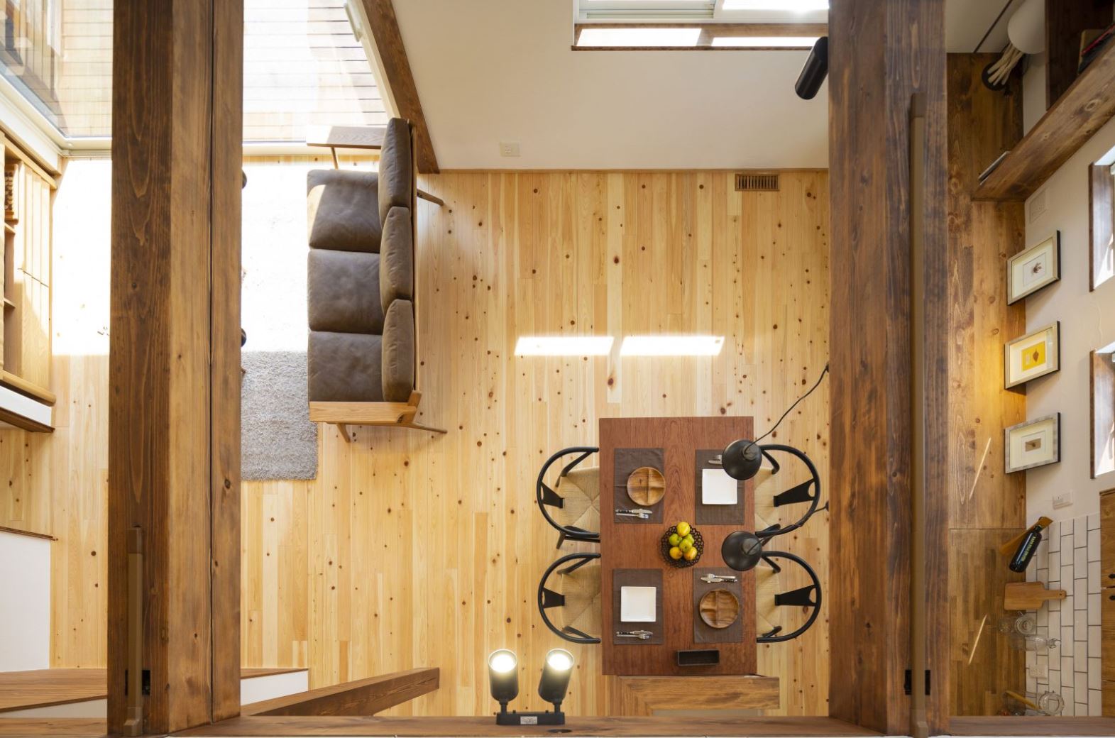 アイジースタイルハウス【収納力、自然素材、間取り】外と中のつながりを感じるリビングダイニング。吹抜けがあっても、高い断熱・気密性能により、エアコン一台で夏も冬も快適に過ごせる。無垢の床の経年変化も楽しみ♪