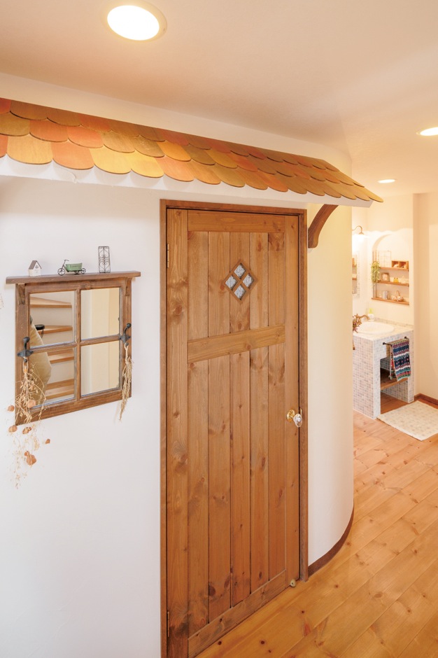 富士ホームズデザイン【デザイン住宅、子育て、間取り】人気のオリジナルデザインを2階にも。寝室のドアは玄関のイメージで窓と屋根をつけ、壁もアールにして建物の外観らしく。ご夫婦ともお気に入りの場所だそう