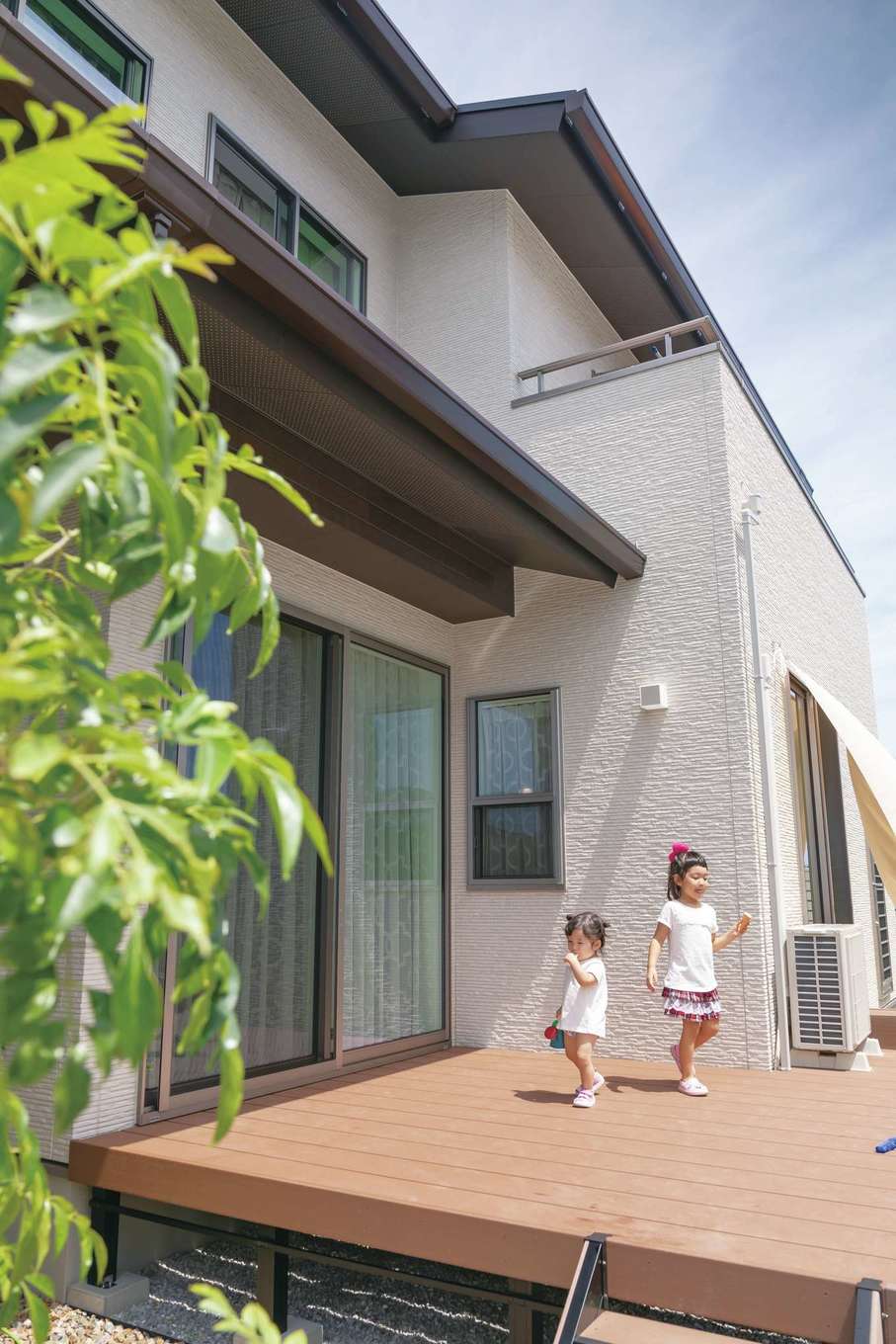 遠州鉄道 遠鉄ホーム【子育て、収納力、間取り】リビング、ダイニングから連続するL字型のウッドデッキは、BBQや子どもプールなど、アウトドアリビングとして大活躍。軒を長く伸ばしたことで、小雨程度なら窓を開けたまま室内の換気もできる