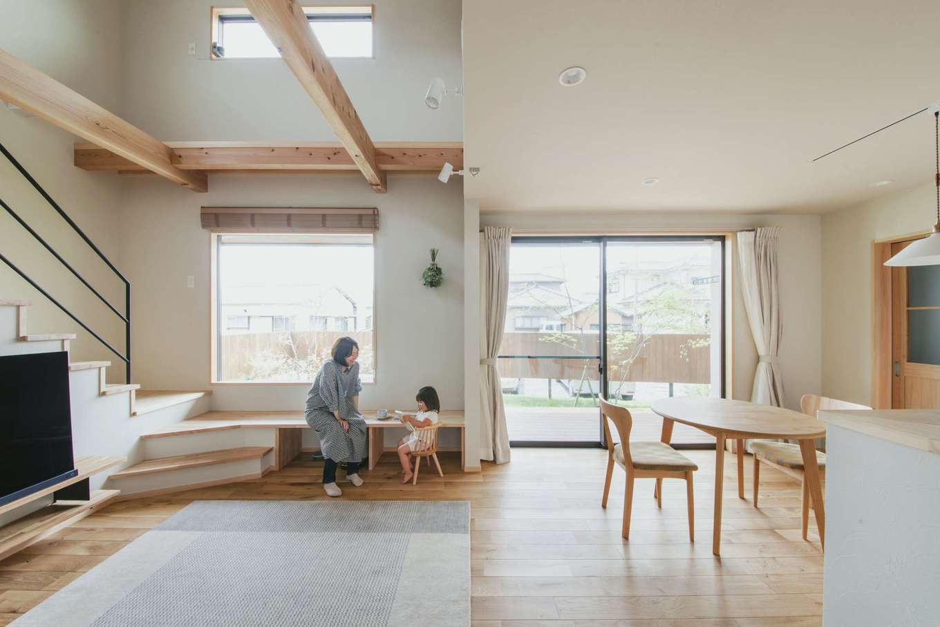 フジモクの家（富士木材）【デザイン住宅、自然素材、間取り】庭の緑に加え、太陽の光や風も室内に。自然の恵みにより、機械に頼りすぎることなく心地よさが提供される