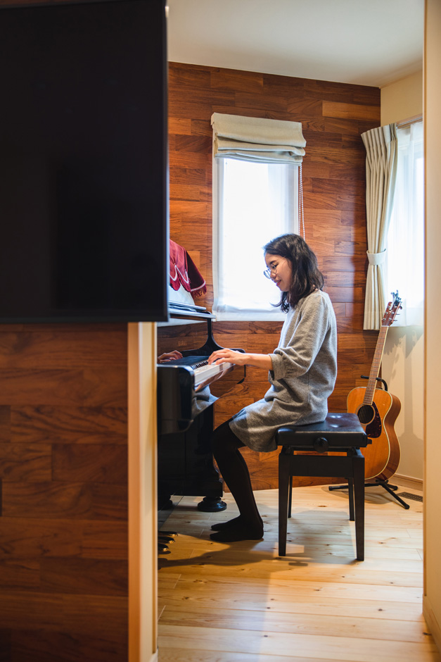 瀧口建設｜「祖母の使っていたピアノをそのまま残したい」との奥さまの要望で、リビングの奥に音楽ルームを確保。スペースを上手に利用し、読書が趣味の奥さまの愛読書をしまう書棚も設けてある