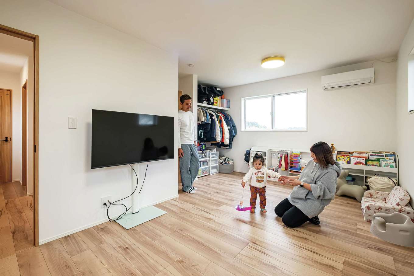 住起産業（アキュラホーム三島中店）｜2階の子ども部屋は10.5畳。ドアを2か所設けて、いつでも間仕切り可能だ。南側の窓からは永遠に続く野原の景色が、西側の窓からは雄大な富士山が間近に見える