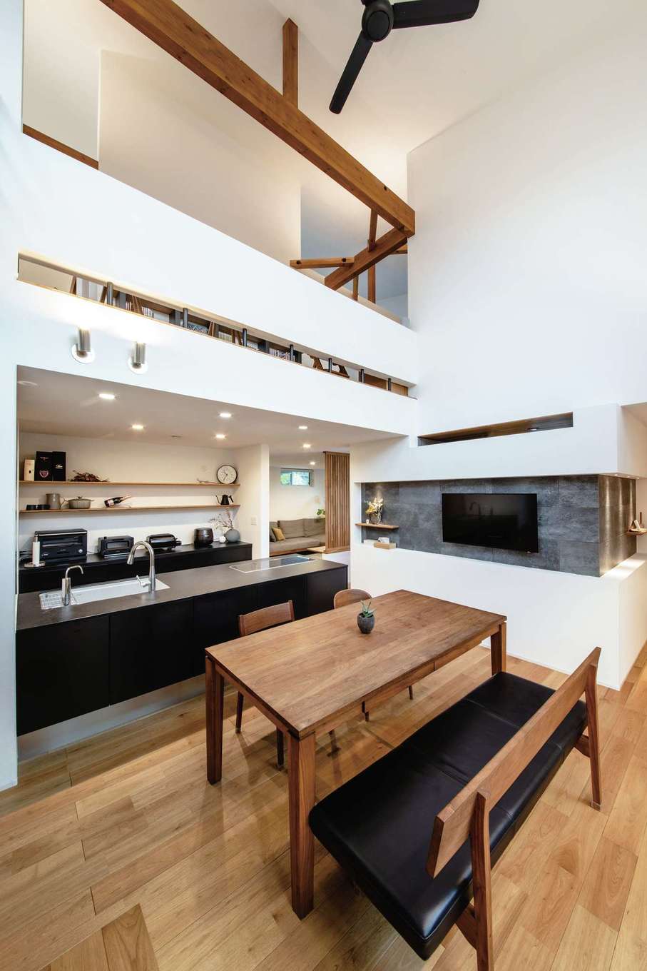 ainoa.life くらはし建築【デザイン住宅、間取り、インテリア】ダイニングの吹き抜けに面した2階にはライブラリーがあり、1階の家族と会話しながら読書を楽しめる