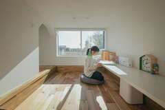 スキップフロアのキッチンの下に、ご主人のマンガコーナーと、三姉妹のスタディコーナーを設置。LDK空間とつながっているため、家族一緒に過ごしたり、一人静かにマンガを読んだり、勉強したりと、家族の気配を感じながら多彩な過ごし方ができる