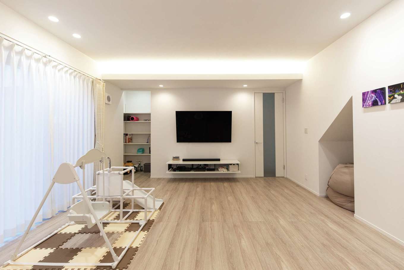 静鉄ホームズ【デザイン住宅、省エネ、間取り】仕切りのない大空間のリビング。デッドスペースはオープン収納にも活用