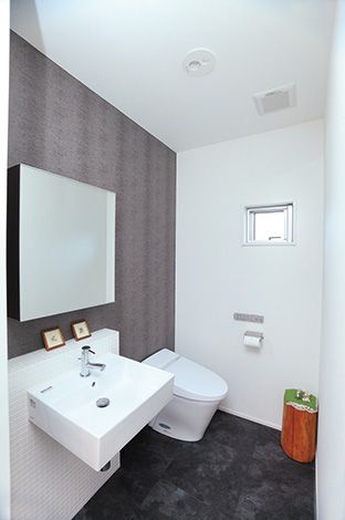 -delphi- デルフィ（藤井建築事務所） 【デザイン住宅、間取り、建築家】ご主人が広いトイレを希望。シックな色使いでまとめ、落ち着く空間に