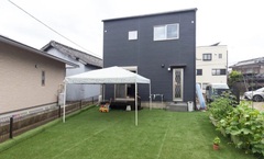 シンプルでモダンな外観を持つ住宅。
庭ではタープが広げられるスペースが設けられ、家族でくつろげる環境が整っている。