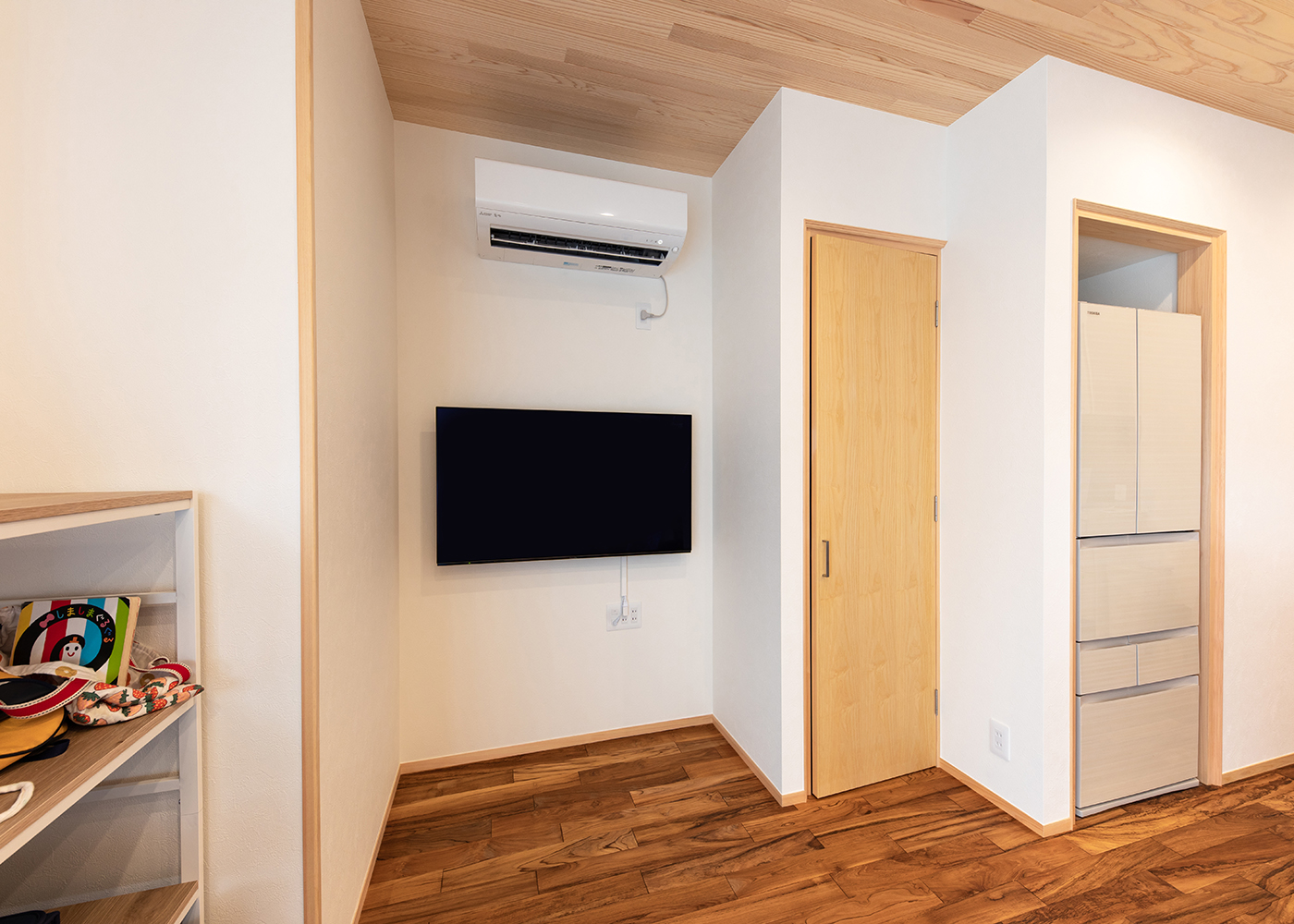 櫻 工務店【自然素材、狭小住宅、間取り】リビング収納と冷蔵庫収納ですっきりと