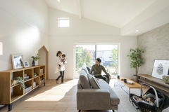 リビングは勾配天井を活かした大空間ながら、『HEAT20 G2』基準を大きく超えるUA
値0.32の断熱性能を達成。鉛筆型の開口は、小屋裏へと続く階段下を有効利用した"ヌッグへの入口。程よいおこもり感で、在宅ワークスペースとしても大活躍