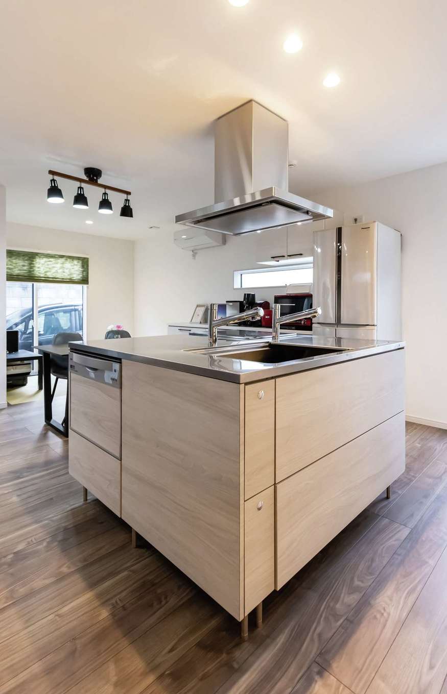 未来創建【デザイン住宅、収納力、省エネ】360度どこからでも作業できるTOYO KITCHENは近藤社長からの提案