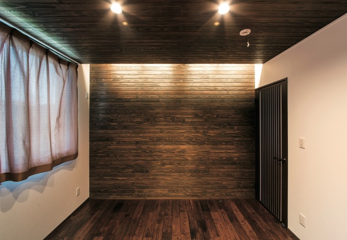 寝室も間接照明で落ち着いた雰囲気に