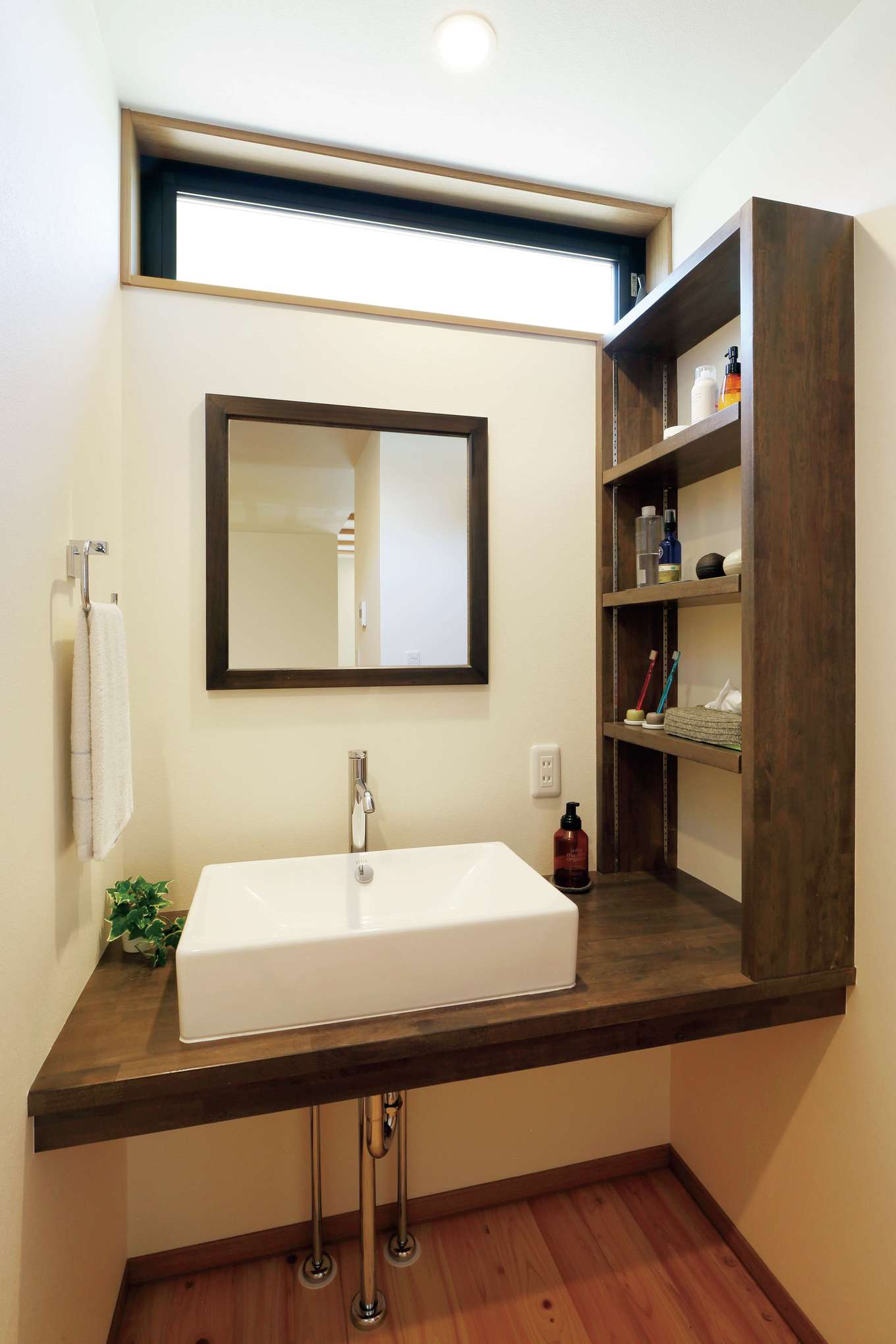 フジモクの家（富士木材）【デザイン住宅、収納力、自然素材】造作の洗面台と収納棚。ハイサイドライトを採用したことで、北面とは思えないほどの明るさを実現。鏡の形までこだわった