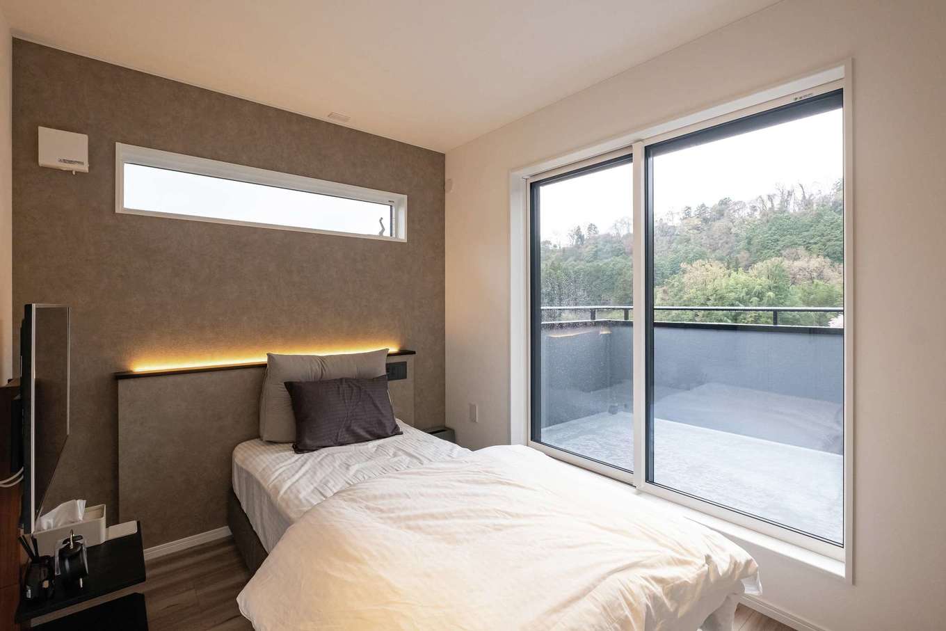 臼幸産業【子育て、省エネ、間取り】間接照明でリラックスできるご主人の寝室。夫婦で寝室を分け、お互いの睡眠を妨げないよう配慮