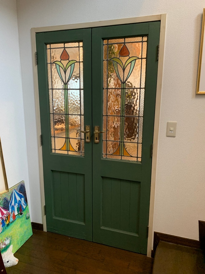 アンティーク調のステンドグラスを施した扉が印象的な玄関ホール。部屋