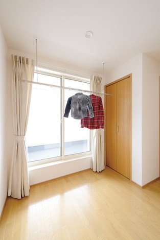 2階の物干しスペースと屋根付きのインナーバルコニー。夜に洗った洗濯物を室内に仮干しして、朝バルコニーへ移動。インナーバルコニーは雨天でも洗濯物が干せるので、奥さまも安心