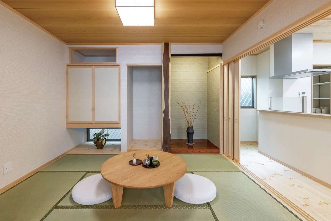 住まいるコーポレーション【二世帯住宅、自然素材、平屋】和室には、床の間と仏壇コーナー、地窓と吊り戸棚を設置。床柱には縁起が良いとされる槐（エンジュ）を採用