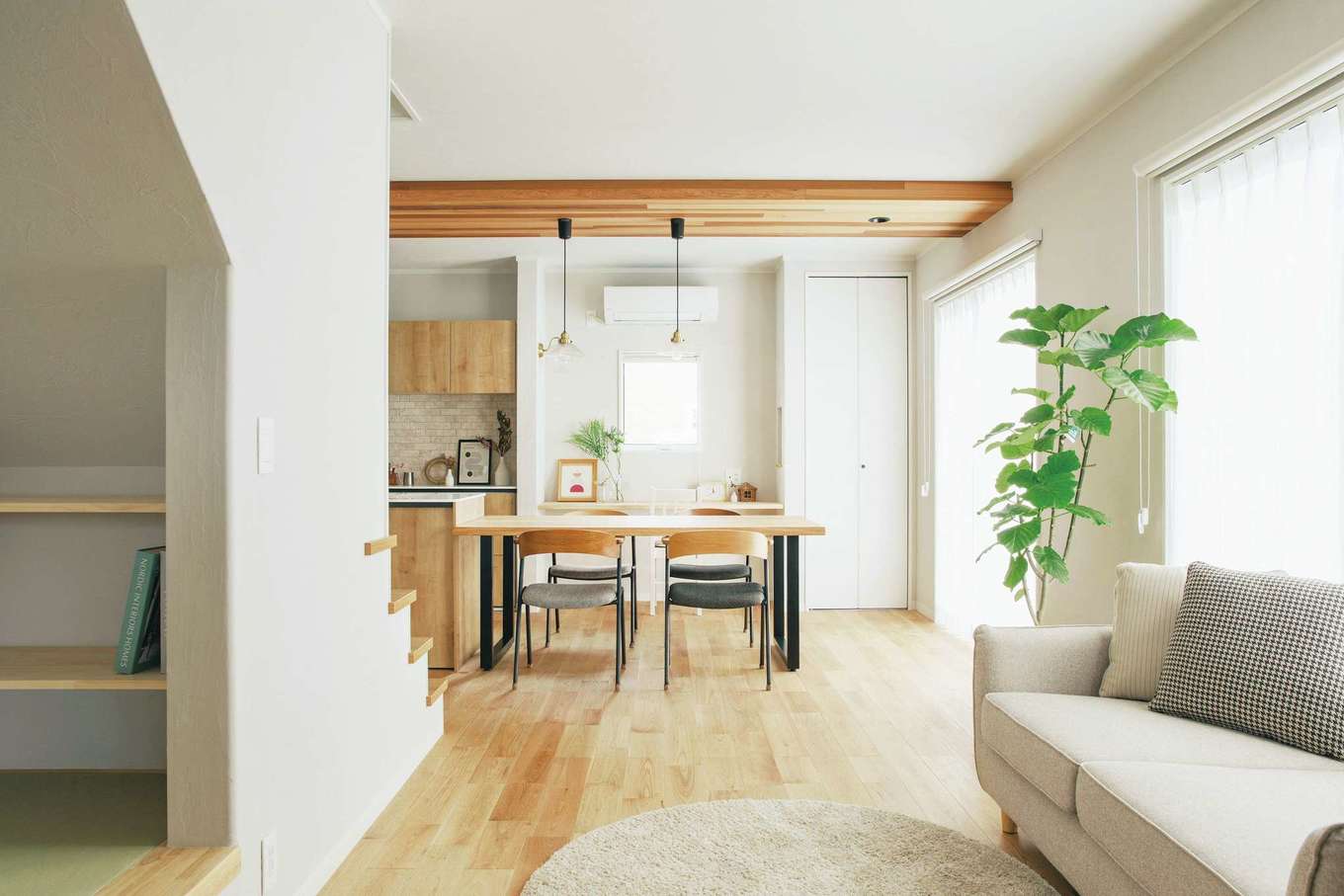 ほっと住まいる【自然素材、間取り、インテリア】夫婦それぞれがキッチンやリビング、畳スペースで自由に過ごしながら、お互いの存在が感じられるレイアウト