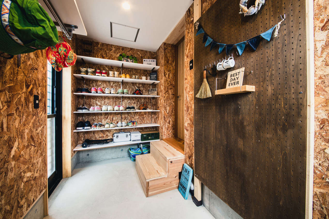 ALAIN（アラン）｜これからベビーカーや自転車などが必要になってくるので、玄関と直結する土間スペースを増築した。大容量の壁面シューズボックス、ハンギングウォールなど、収納力は十分。壁にOSB合板を張り、ご主人好みの男前テイストな空間に