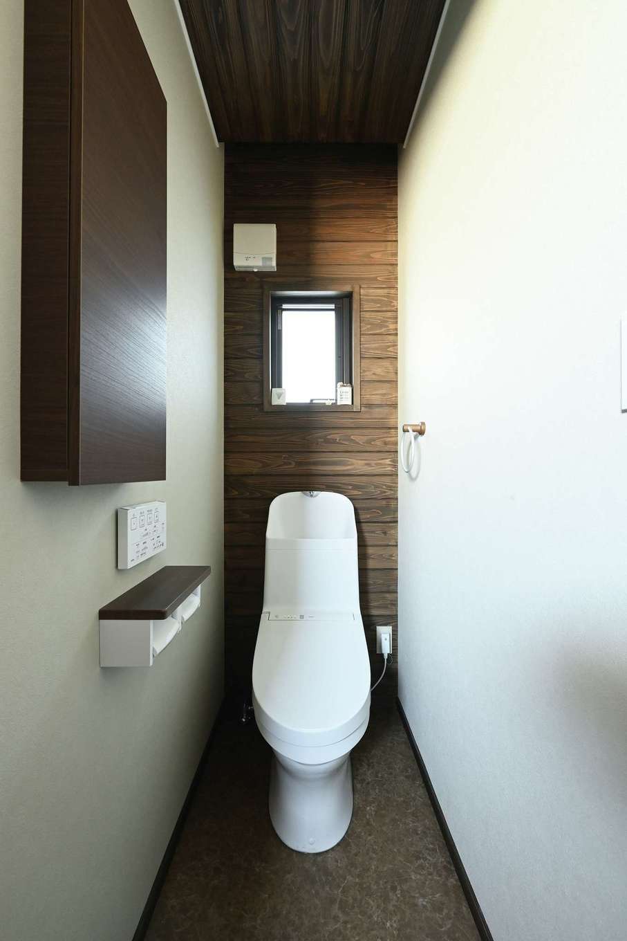 TDホーム静岡西 ウエストンホームズ【1000万円台、デザイン住宅、和風】トイレの壁と天井も板張り。間接照明が設えられるなど、細部にまで要望が行き届いている