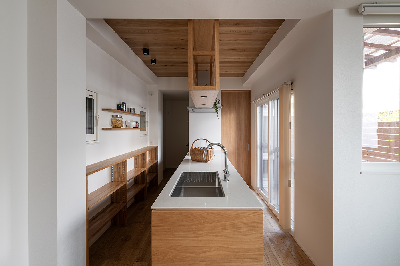 la CASA（ラ・カーサ）｜キッチンの天井に木目パネルを採用