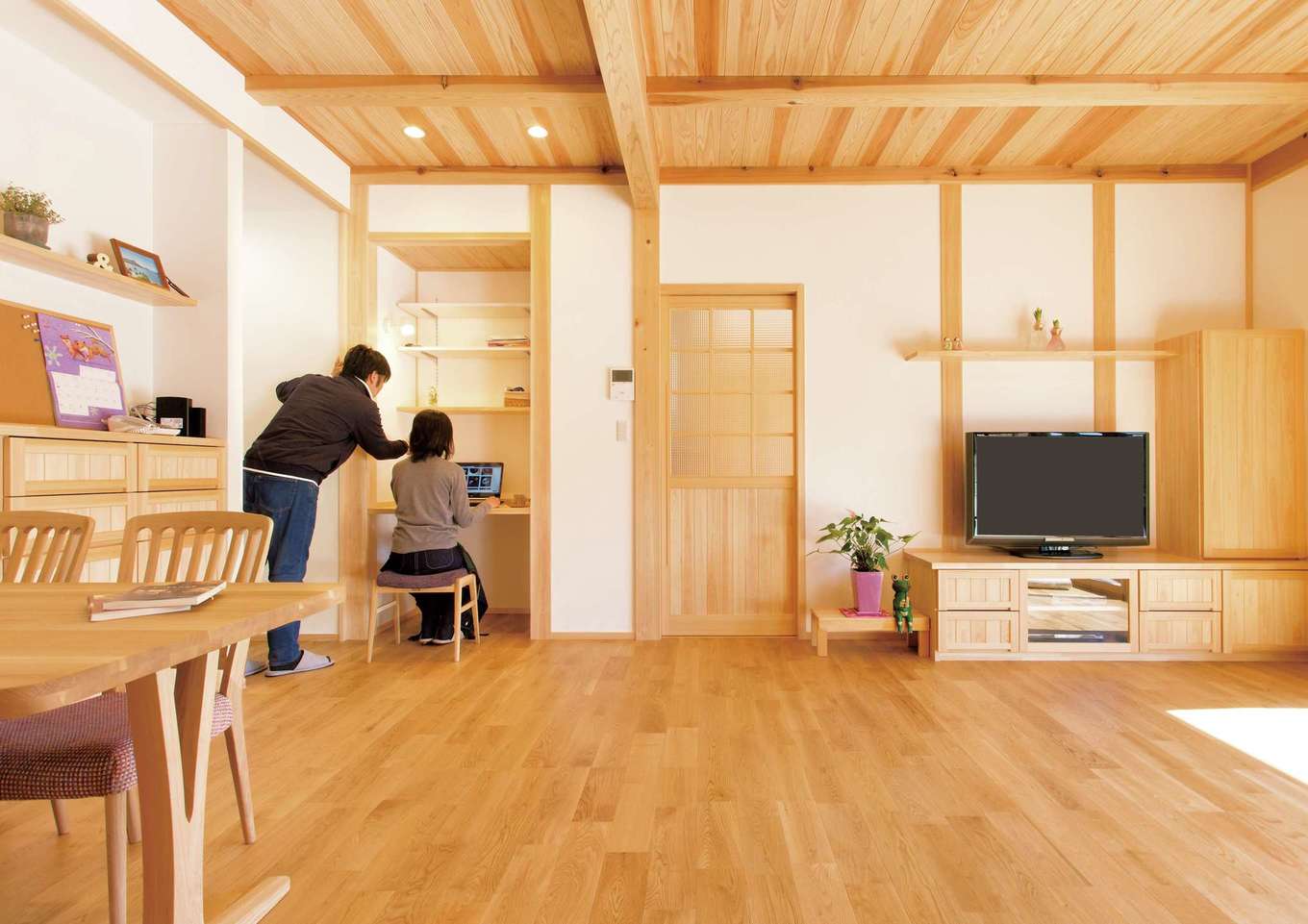 深見工務店 S-style【収納力、自然素材、間取り】天然素材のLDK空間。良質な木材のほか、調湿効果の高い天然漆喰「カルクウォール」や、木の繊維だけでつくられ、調湿と防音効果のある断熱材「セルロースファイバー」を使用