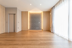 デザイン性と機能性を両立した造作TVスペース。
木格子のリズムと間接照明の陰影が、コンクリート調の壁を引き立てます。