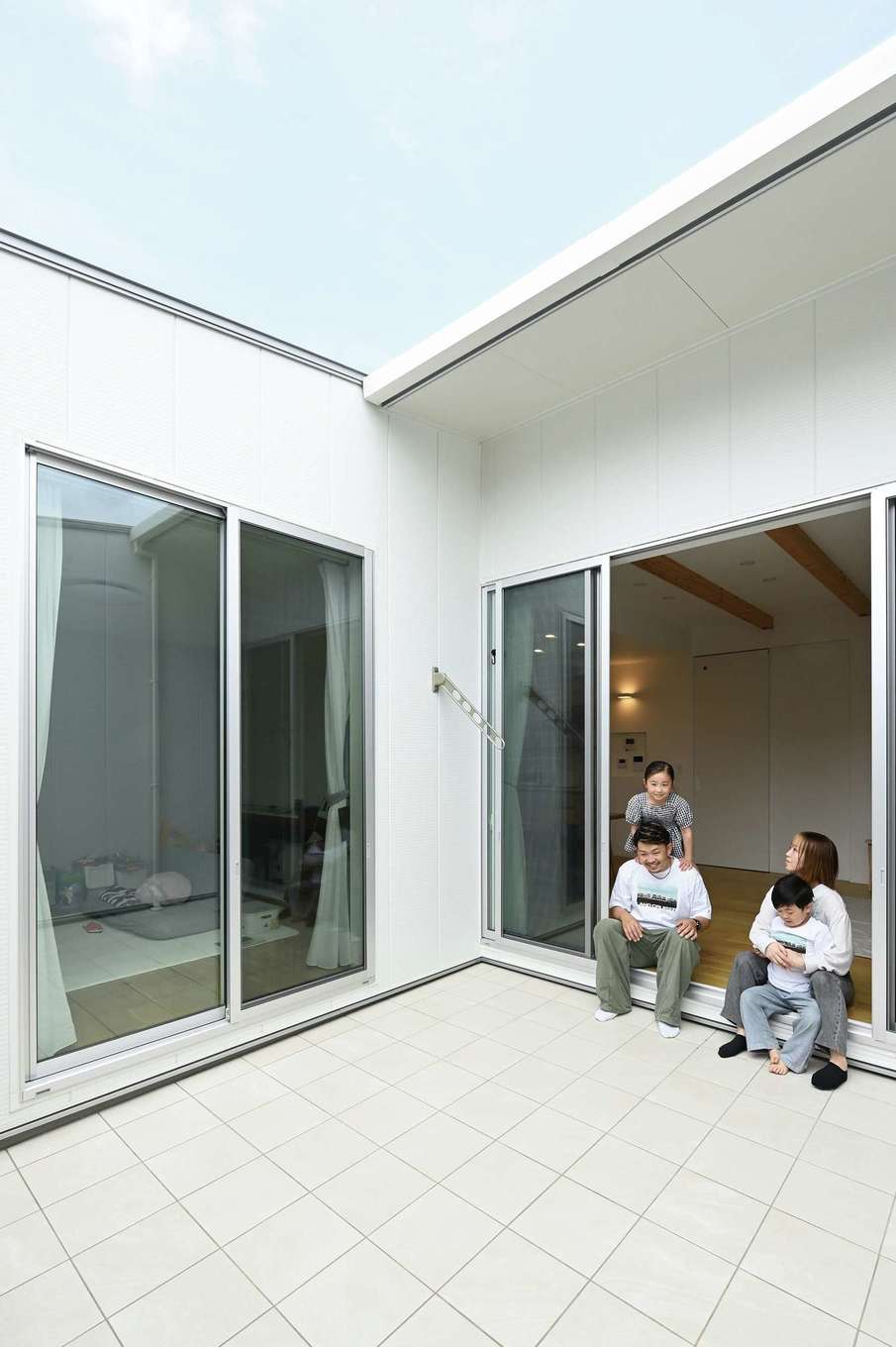 REIWA HOUSE（令和ハウス）【デザイン住宅、省エネ、間取り】リビングと主寝室に面した中庭は、プライベートガーデンとして、さまざまな過ごし方ができる。タイルデッキはウッドデッキよりも手入れが簡単で、耐久性も強い