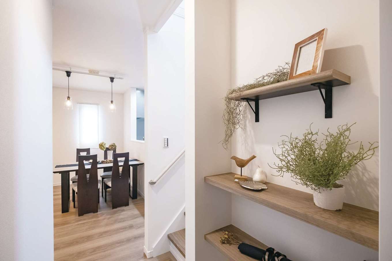 ＩＤＫ 住まいの発見館【1000万円台】玄関にはたっぷり靴や雨具を収納できるシューズクロークを用意。引き戸により来客から見られることもなく、玄関周りも明るくすっきりとした印象に