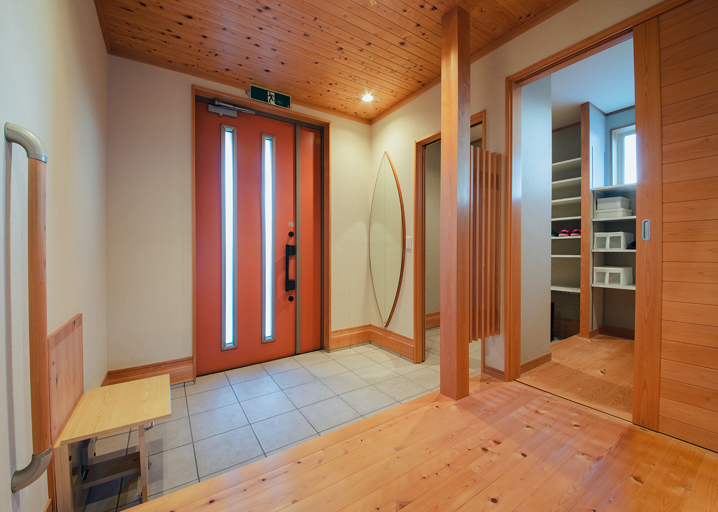 エフエフ住宅【掛川市細田293・モデルハウス】玄関横には、シューズクローゼットが。収納力抜群なので、靴だけでなくアウトドア用品などの収納も可能