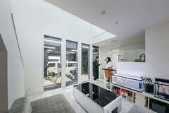 リビングのソファに座ってガレージを眺めている時間が好きだと話すご主人。LDKはラグジュアリーな空間に仕上げた