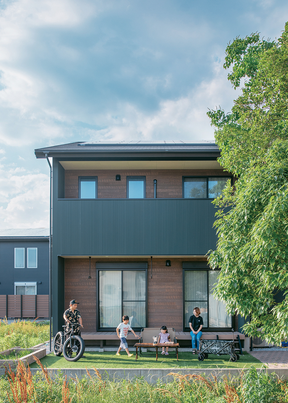 アイフルホーム焼津店 （三住建設）【デザイン住宅、子育て、スキップフロア】U家にとって、庭はBBQやプールを楽しむだけの場所にとどまらない。家庭菜園に季節の野菜を植え、育て、収穫して、おいしくいただく。食べ物を自給自足することの大切さを知る「食育」と、庭を通して子どもの創造力、自主性が身につく「庭育」の場でもあるのだ。