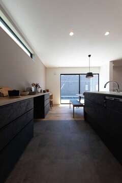 キッチンからは、リビングはもちろん庭にも視線が届き、元気に遊ぶ子どもたちの様子を見守りやすい