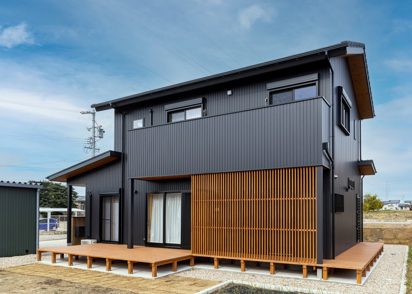 深見工務店 S-style【子育て、自然素材、間取り】黒を基調としたスタイリッシュな外観。ウッドデッキもアクセントとなっている