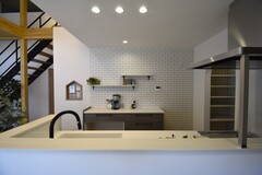 清潔感のあるスタイリッシュなキッチン。