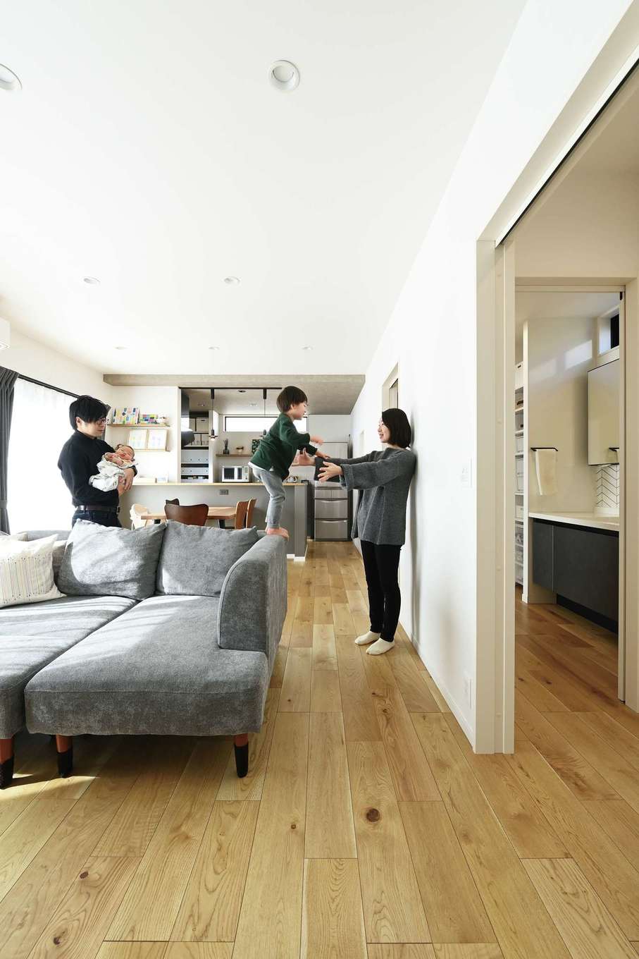 カナメクラフト（かなめ創建）【デザイン住宅、子育て、間取り】グレーがアクセントのLDKは天井高が2,500mm。大開口から明るい光が注ぐ