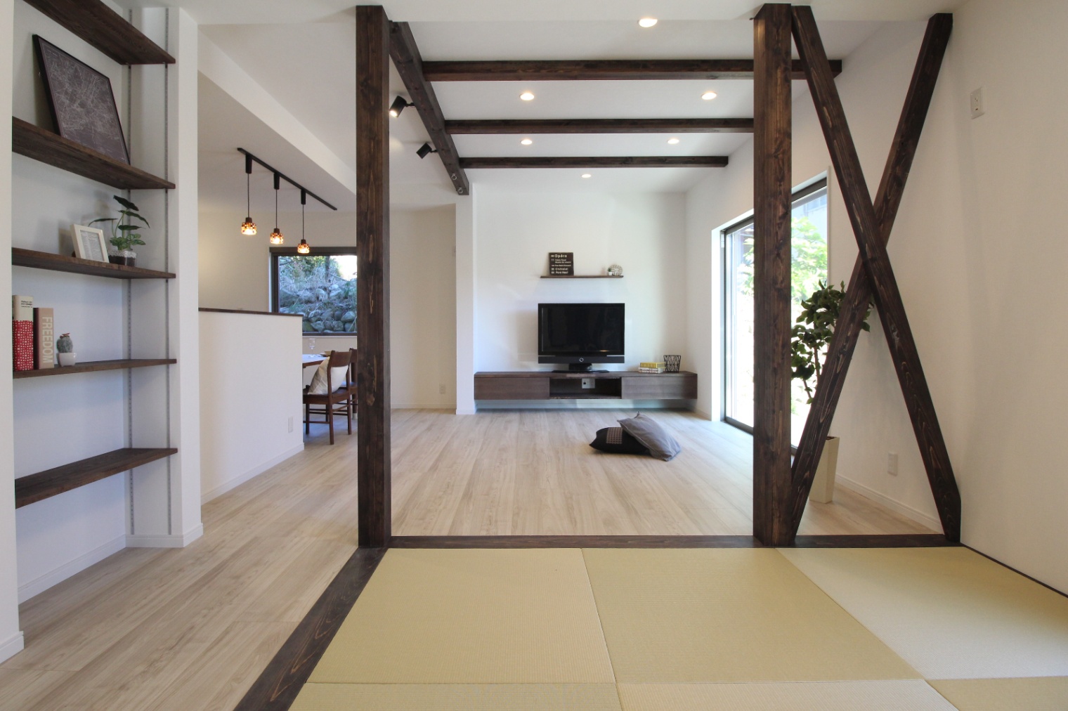小野田産業～designers house project～｜和モダンなスタイルの畳スペースが特徴のリビングエリア。木材の柱が空間にアクセントを与え、開放感がある設計