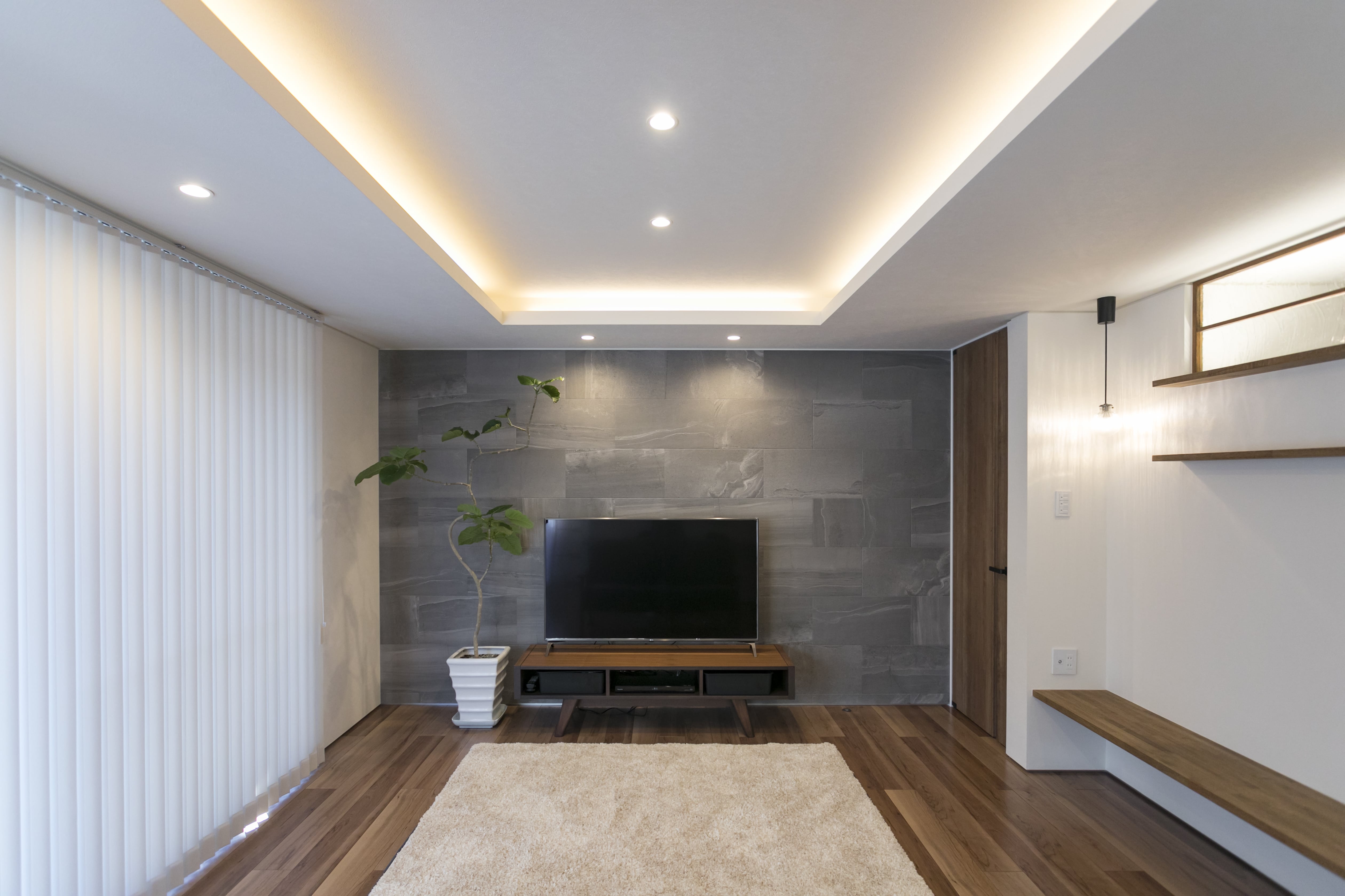 安田住宅｜安田建築設計室｜木目が美しいフローリングと間接照明が特徴的なリビング。シンプルながらも落ち着いた雰囲気で、ゆったりとした時間を過ごせる空間。