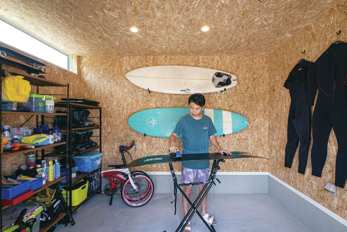 イデキョウホーム【趣味、屋上バルコニー、インテリア】ガレージでは、サーフボードやスノーボード、自転車など、見せる収納を実践