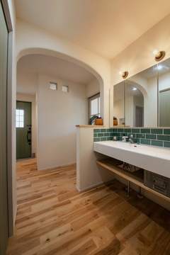 ただいま手洗いは、作製洗面台で好きな色合いのタイルに、掃除のしやすいようにボールとカウンターが一体式になっている物を採用！！また、照明器具もマリンランプのように陰影がかわいい物に！！家に帰ってきて一番にテンションが上がる場所！！