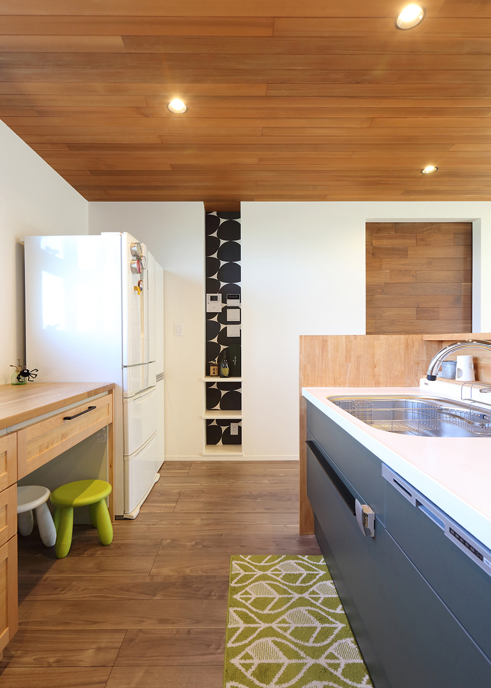 丸昇彦坂建設【デザイン住宅、趣味、インテリア】ニッチを縦に大きく取り、アクセントクロスを施工。スイッチを収めてすっきりと仕上げた。雑貨を置けば、また違った空間へと変化する