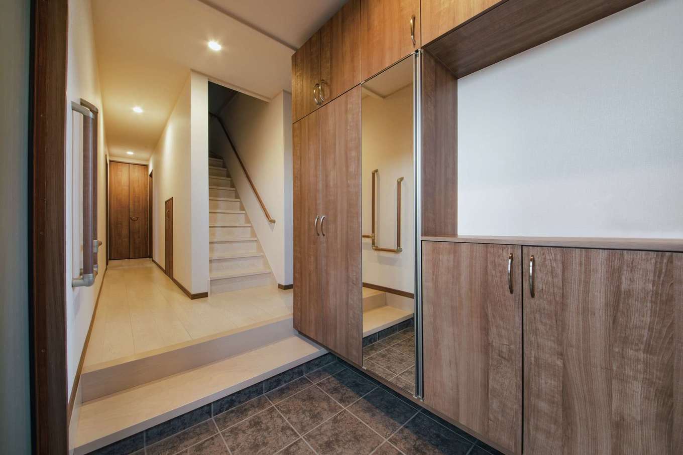 子育て安心住宅 Design Craft Office｜風が強い地域のため、玄関の向きを変更した。両親のために手すりや式台を用意。収納力もアップした