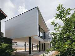 盛土して敷地を上げるより、建物全体を浮かせたことで風が抜け湿気も解消