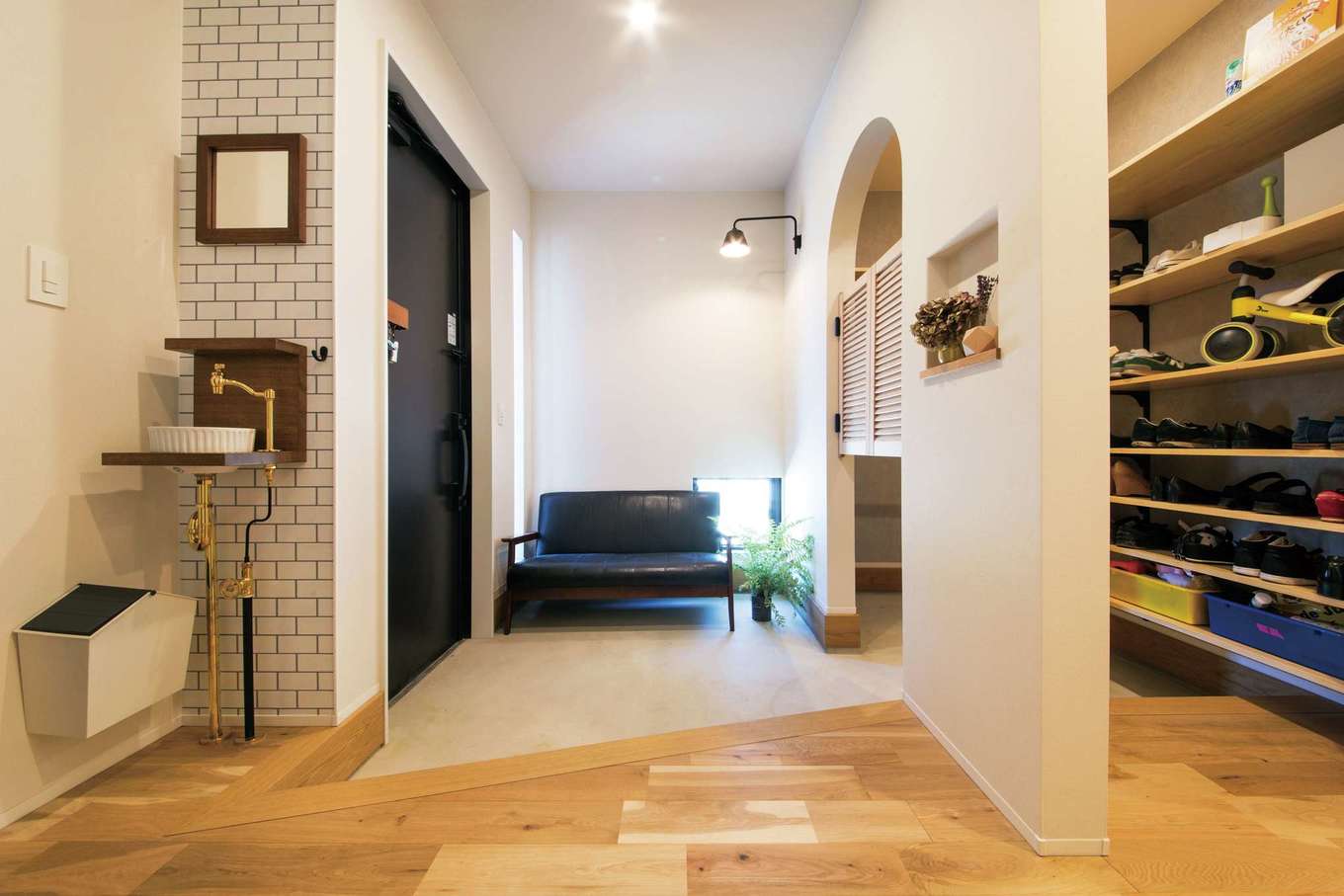 SEVEN HOUSE/セブンハウス【デザイン住宅、平屋、子育て】玄関ホール。ソファが置けるほど広く、ゲストルームのよう。周遊できるウォークインシュークロークも便利
