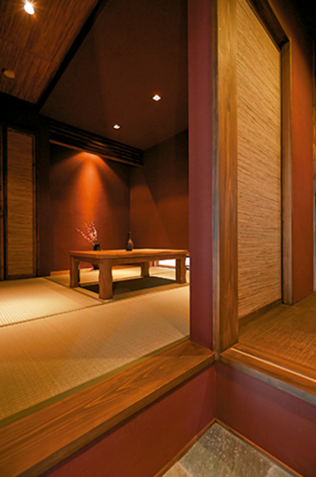 キッチンの背面にある離れのような和室。格子戸を開けると、オシャレな居酒屋のような別世界が広がる。右手が2畳の書斎