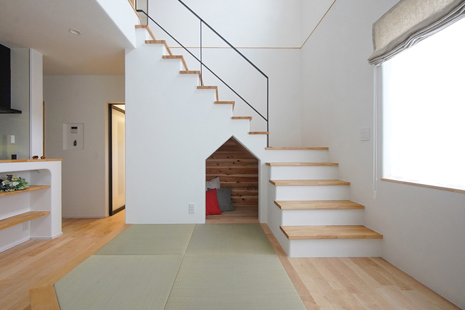 オーダーメイドで属作してもらったアイアン手すりや、階段下の空間を活用したヌックなど、暮らしを楽しむ工夫が散りばめられたY邸。階段の手すりはあえて線を細く設計することで、軽やかで優しい印象に